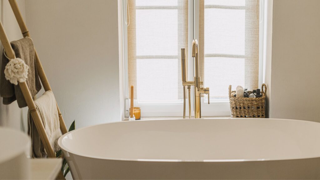 Clean white tub reflecting how long does bathtub reglazing last